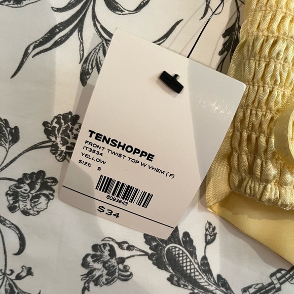 New Yellow floral front twist twist top - Picture 3 of 3